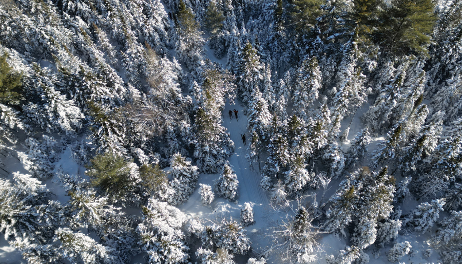 La boucle Est des Routes blanches (Val-David à Shawbridge) permettra aux participants de vivre un réel voyage dans le temps, comme à l’époque du train des neiges, en empruntant les sentiers des pionniers du ski qui relient les noyaux villageois.  Crédit 📷 : SOPAIR | JFG Vidéo Production
