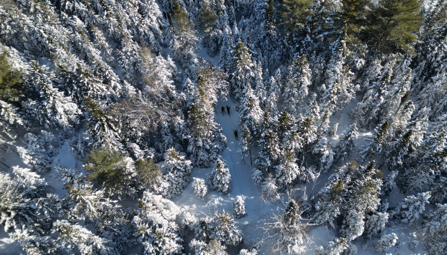 La boucle Est des Routes blanches (Val-David à Shawbridge) permettra aux participants de vivre un réel voyage dans le temps, comme à l’époque du train des neiges, en empruntant les sentiers des pionniers du ski qui relient les noyaux villageois. Crédit 📷 : SOPAIR | JFG Vidéo Production